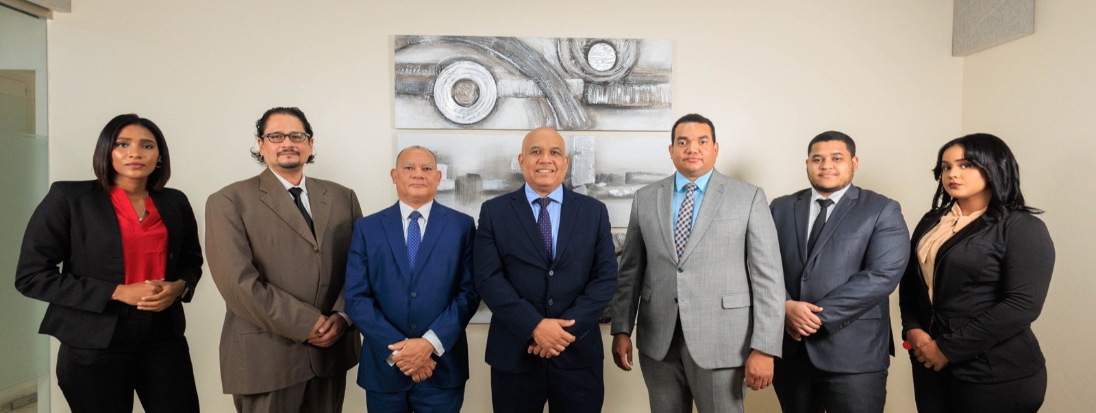 Equipo de Cuello Shanlatte & Asociados en la sala de juntas